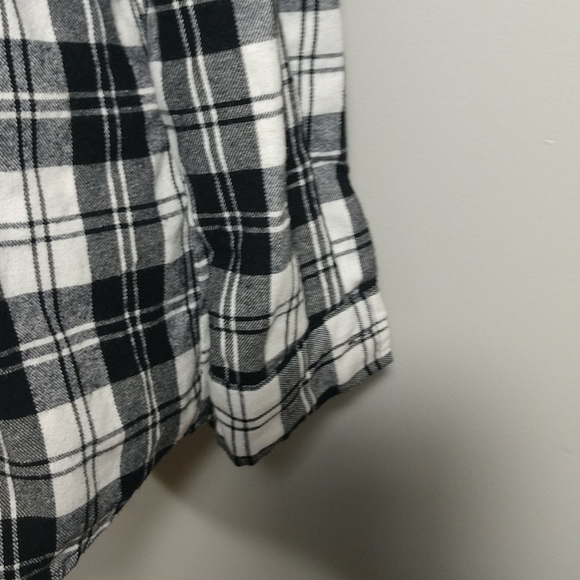 Top: Mimi Chica Long Flannel Long Sleeve Shirt - Picture 5 of 6